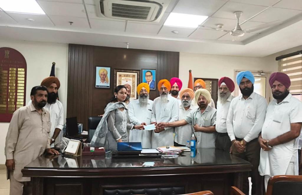 Punjab Numberdar Union Sub Tehsil Banur presents cheque to Deputy Commissioner for flood relief